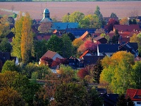 Ortsteil Harlingerode mit der Kirche St. Marien und die Bahnstrecke Bad Harzburg - Goslar